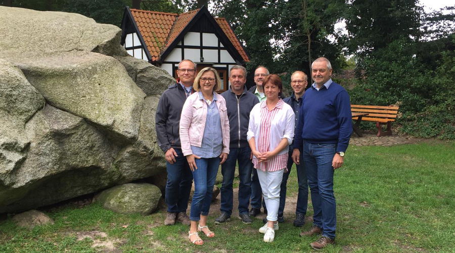 Thorsten Klein, Marlies Schröder, Ulrich Koors, Frank Holtmann, Bianca Winkelmann, Achim Zacharias und Christian Krüger (v.l.) am großen Stein in Tonnenheide Thorsten Klein, Marlies Schröder, Ulrich Koors, Frank Holtmann, Bianca Winkelmann, Achim Zacharias und Christian Krüger (v.l.) am großen Stein in Tonnenheide